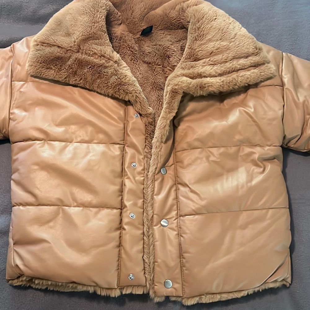 Reversible leather puffy